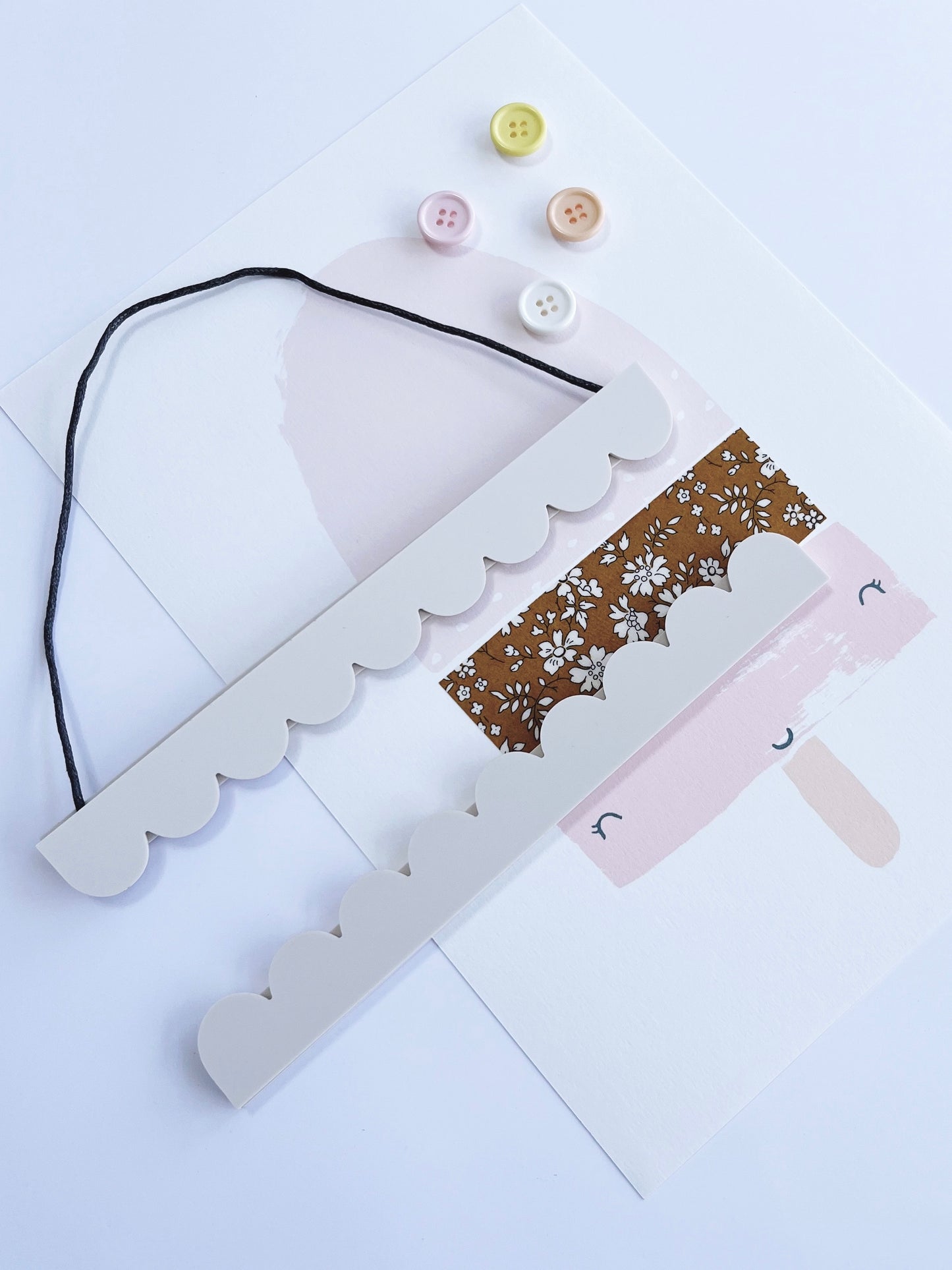 Scalloped Magnetic Print Hanger Natural Linen