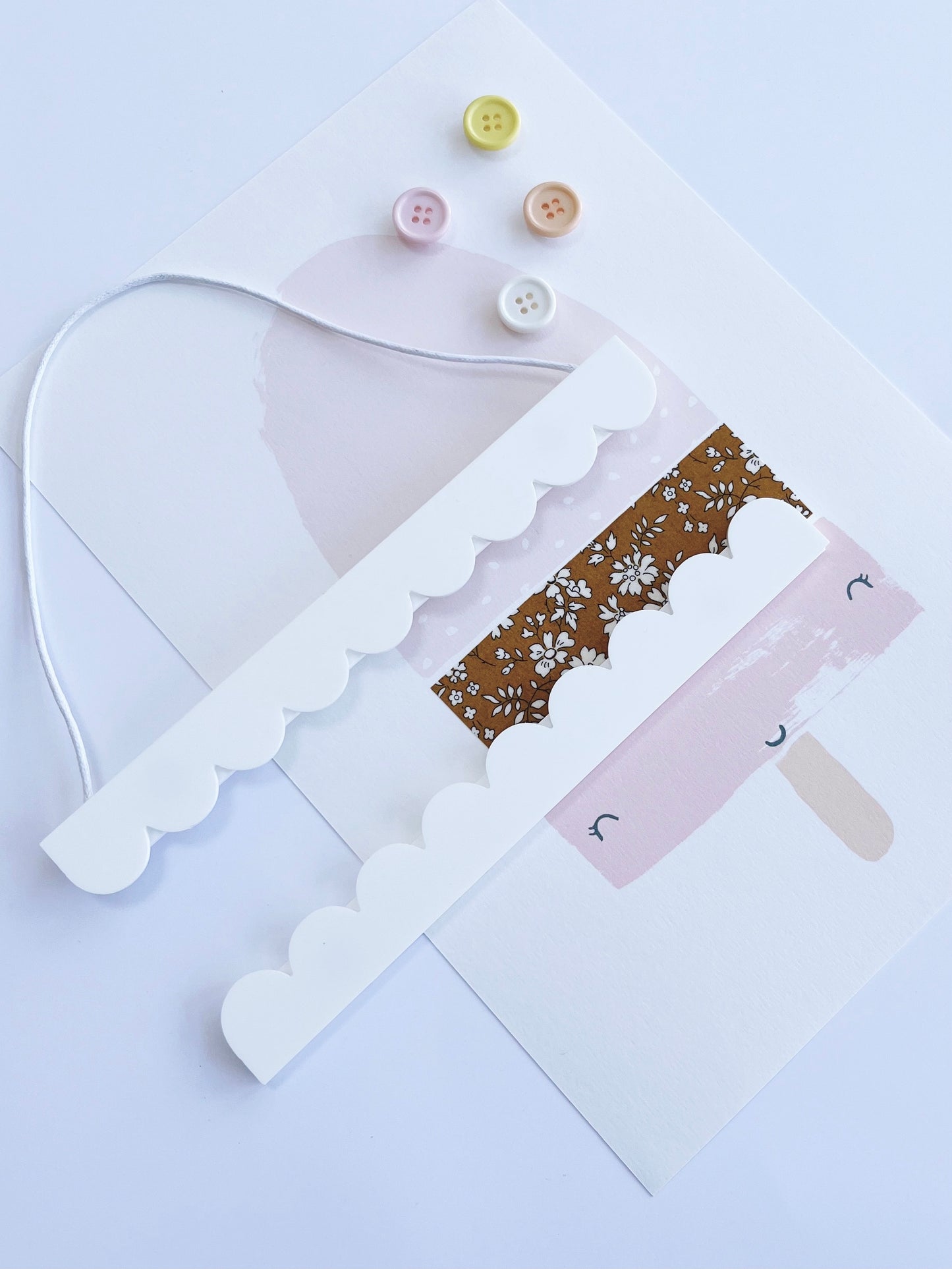 Scalloped Magnetic Print Hanger Snow White