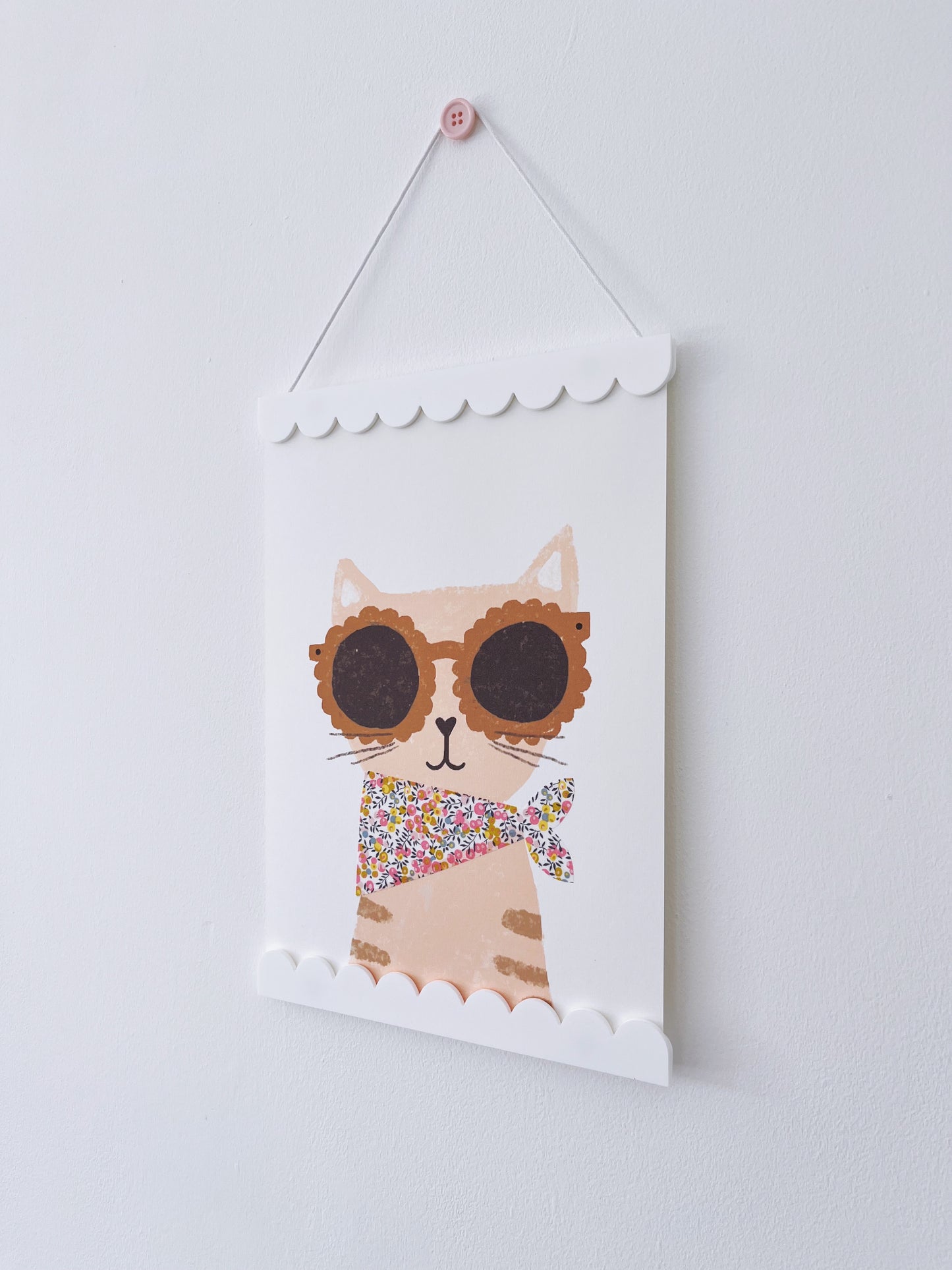 Scalloped Magnetic Print Hanger Snow White
